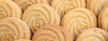 Çok sayıda yuvarlak kurabiye Hindistan cevizi dolduran Close-Up