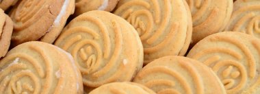 Çok sayıda yuvarlak kurabiye Hindistan cevizi dolduran Close-Up