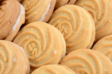 Çok sayıda yuvarlak kurabiye Hindistan cevizi dolduran Close-Up