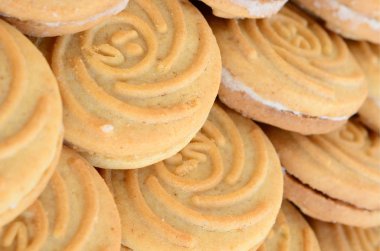 Çok sayıda yuvarlak kurabiye Hindistan cevizi dolduran Close-Up