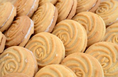 Çok sayıda yuvarlak kurabiye Hindistan cevizi dolduran Close-Up