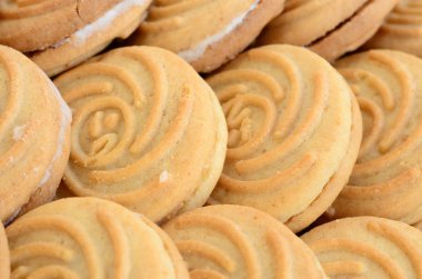 Çok sayıda yuvarlak kurabiye Hindistan cevizi dolduran Close-Up