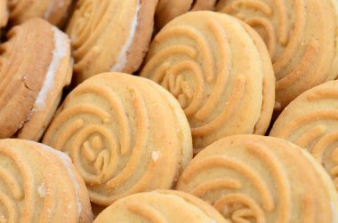 Çok sayıda yuvarlak kurabiye Hindistan cevizi dolduran Close-Up