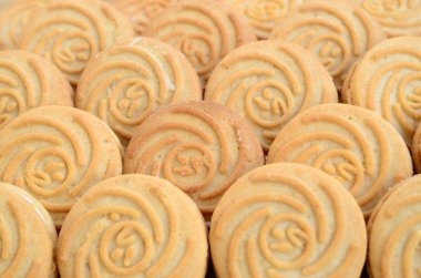 Çok sayıda yuvarlak kurabiye Hindistan cevizi dolduran Close-Up