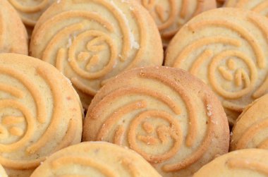 Çok sayıda yuvarlak kurabiye Hindistan cevizi dolduran Close-Up