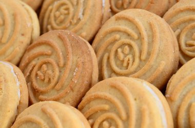 Çok sayıda yuvarlak kurabiye Hindistan cevizi dolduran Close-Up