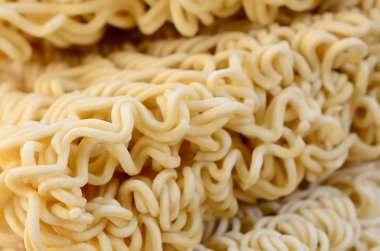 Sarı kuru anlık erişte görünümünü kapatın. Çin geleneksel yemeği