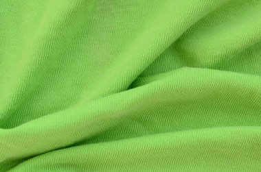 Kumaş dokusuna parlak yeşildir. Gömlek ve bluz yapmak için malzeme