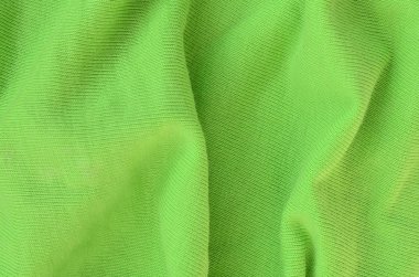 Kumaş dokusuna parlak yeşildir. Gömlek ve bluz yapmak için malzeme