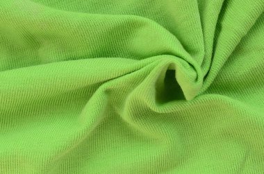 Kumaş dokusuna parlak yeşildir. Gömlek ve bluz yapmak için malzeme