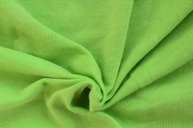 Kumaş dokusuna parlak yeşildir. Gömlek ve bluz yapmak için malzeme