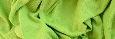 Kumaş dokusuna parlak yeşildir. Gömlek ve bluz yapmak için malzeme