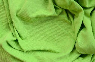 Kumaş dokusuna parlak yeşildir. Gömlek ve bluz yapmak için malzeme