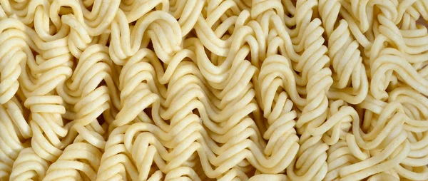 Κλείνω πάνω θέα κίτρινα ξηρή στιγμιαία noodles. Παραδοσιακά κινεζικά — Φωτογραφία Αρχείου