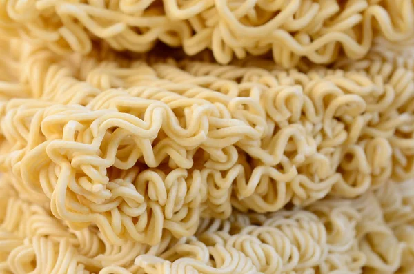 Vista de cerca de fideos instantáneos secos amarillos. Chino tradicional — Foto de Stock