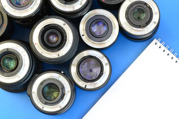 Beberapa Lensa Fotografi Dan Notebook Putih Terletak Pada Latar Belakang — Stok Foto