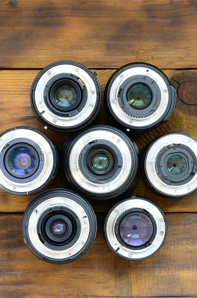 Varias Lentes Fotográficas Encuentran Sobre Fondo Madera Marrón Espacio Para —  Fotos de Stock