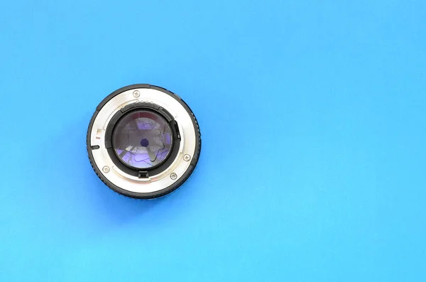Uma Mentira Lense Fotográfica Sobre Fundo Azul Brilhante Espaço Para — Fotografia de Stock