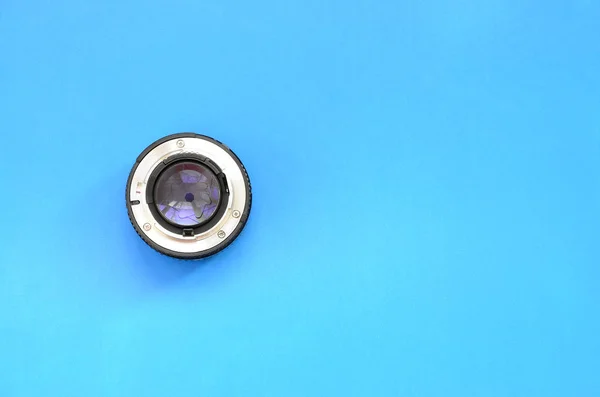 Uma Mentira Lense Fotográfica Sobre Fundo Azul Brilhante Espaço Para — Fotografia de Stock