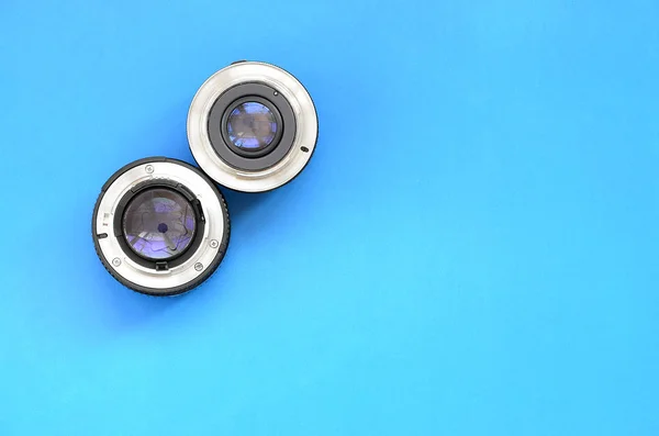 İki fotoğraf lensler parlak mavi bir arka plan üzerinde yalan. Alan f — Stok fotoğraf