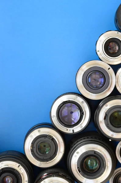 Varios Lentes Fotográficos Encuentran Sobre Fondo Azul Brillante Espacio Para —  Fotos de Stock