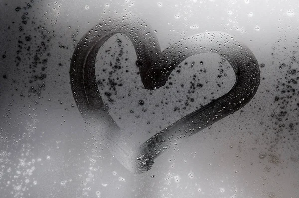 冬天的迷离玻璃上画着一颗心 — 图库照片