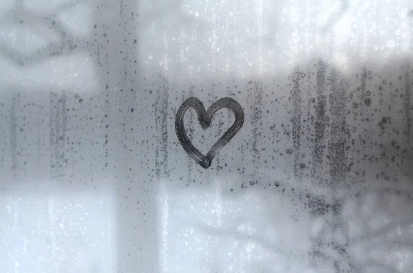 Coração Pintado Vidro Enevoado Inverno — Fotografia de Stock