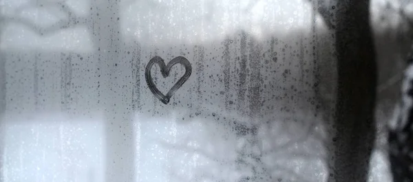 Серце Намальовано Підвішеному Склі Взимку — стокове фото
