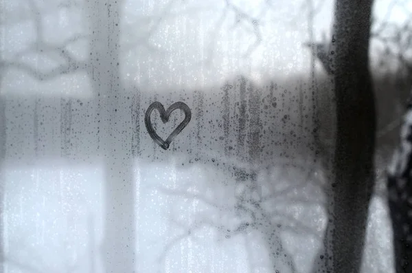 Corazón Está Pintado Vidrio Nebulizado Invierno — Foto de Stock