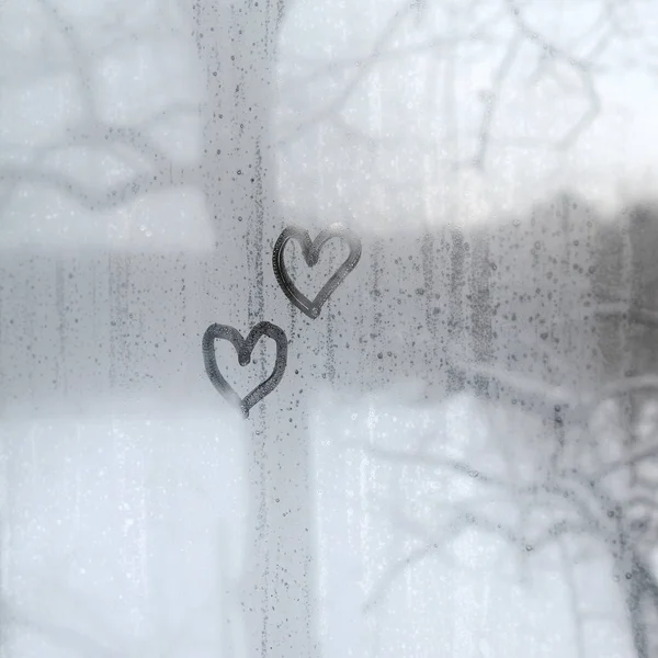 Два Серця Намальовані Склі Взимку — стокове фото