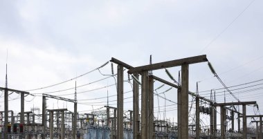 Santral dönüşümünün bir kanalıdır. Kablolar, Polonyalılar ve teller, transformers çok. Elektro-enerji.