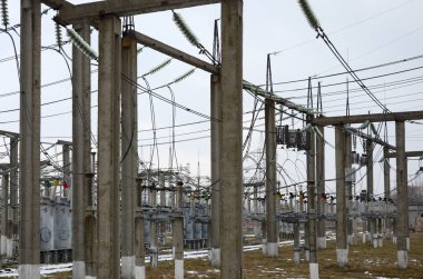 Santral dönüşümünün bir kanalıdır. Kablolar, Polonyalılar ve teller, transformers çok. Elektro-enerji.