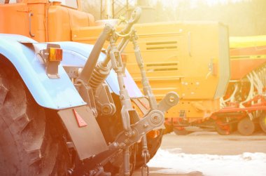 Karlı havada yeni traktörün arka görüntüsü. Tarım aracı arka planı