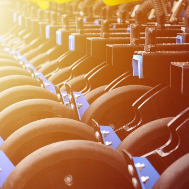 Yeni endüstriyel tarım ekicisinin tekerlekleri yakın mesafede.