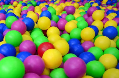 Bir çocuk ballpit bir Bahçesi, birçok renkli plastik topları. Desen kadar kapatın