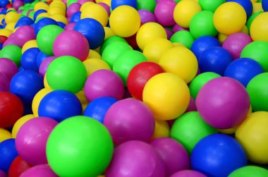 Bir çocuk ballpit bir Bahçesi, birçok renkli plastik topları. Desen kadar kapatın