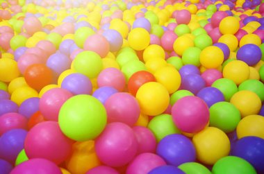 Bir çocuk ballpit bir Bahçesi, birçok renkli plastik topları. Desen kadar kapatın