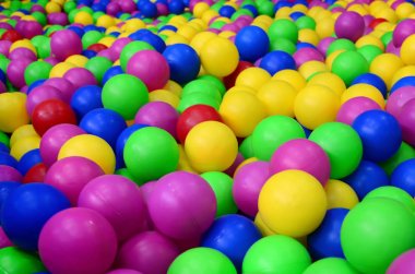 Bir çocuk ballpit bir Bahçesi, birçok renkli plastik topları. Desen kadar kapatın