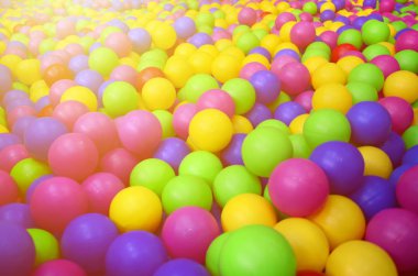 Bir çocuk ballpit bir Bahçesi, birçok renkli plastik topları. Desen kadar kapatın