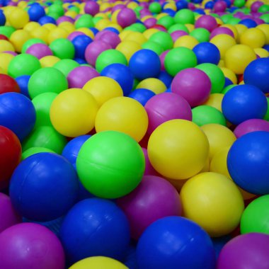 Bir çocuk ballpit bir Bahçesi, birçok renkli plastik topları. Desen kadar kapatın
