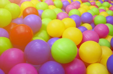 Bir çocuk ballpit bir Bahçesi, birçok renkli plastik topları. Desen kadar kapatın