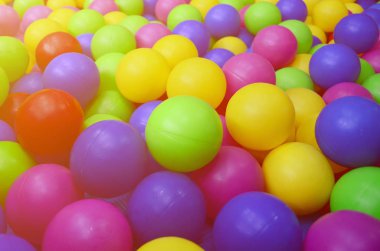 Bir çocuk ballpit bir Bahçesi, birçok renkli plastik topları. Desen kadar kapatın