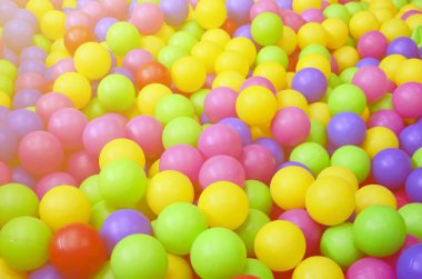Bir çocuk ballpit bir Bahçesi, birçok renkli plastik topları. Desen kadar kapatın