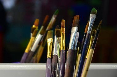 Sanat Boya fırçaları Kupası'nda çocuk eğlence Binası'nda ayna bulunur