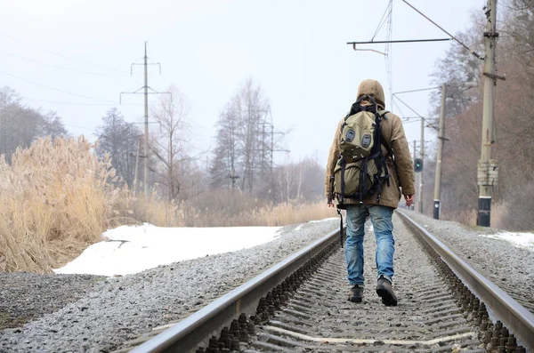 Homem Com Uma Mochila Grande Vai Frente Linha Férrea Durante — Fotografia de Stock