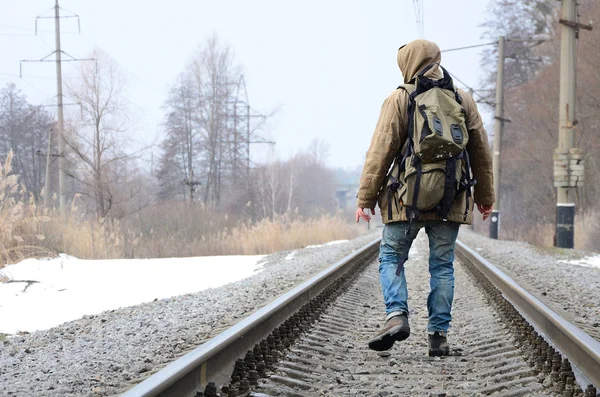 Ein Mann Mit Einem Großen Rucksack Geht Während Der Wintersaison — Stockfoto