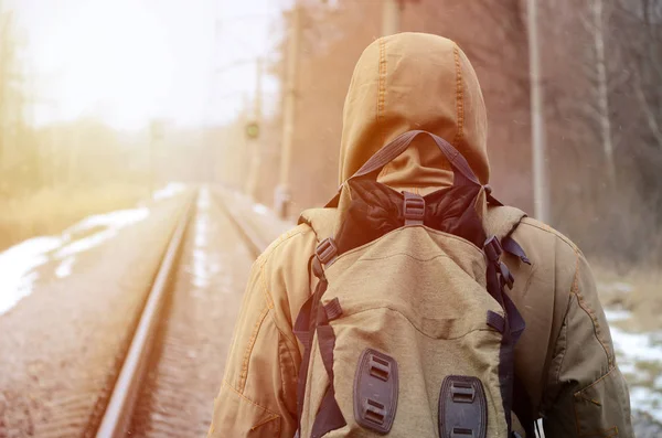 Homem Com Uma Mochila Grande Vai Frente Linha Férrea Durante — Fotografia de Stock