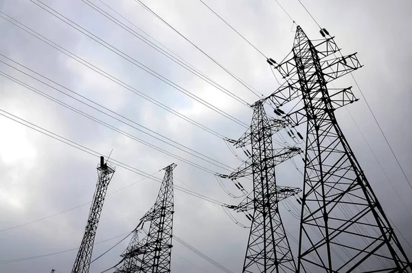 Towers Kraftledningar Mot Molnig Himmel Bakgrund Kraftledningsstolparna Överföring — Stockfoto