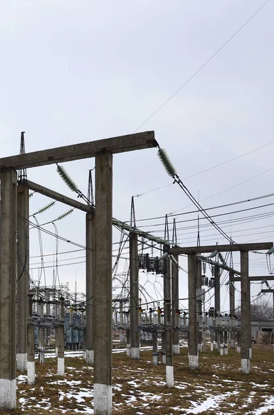 La central eléctrica es una estación de transformación. Un montón de cables, pol — Foto de Stock