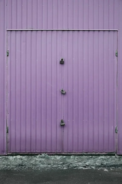 Textura Una Pared Metal Violeta Con Una Puerta Cerrada Para —  Fotos de Stock